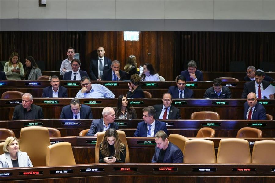 الكنيست تصادق بالقراءة الأولى على مشروع قانون تقويض جهاز القضاء .